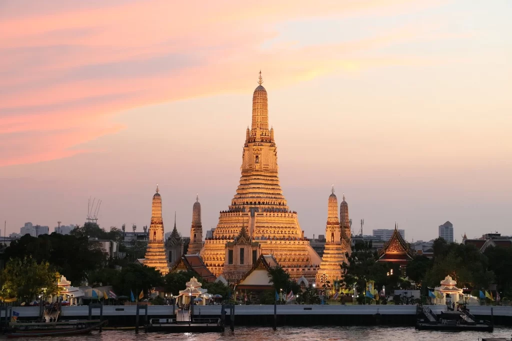 Bangkok temple Wat Arun, also known as Banbgkok temple of dawn is one of bangkok best temples